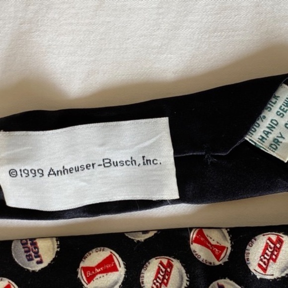 Vintage Budweiser Bottle Shape Bottle Cap Silk‎ tie - Picture 2 of 5